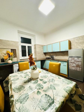 Chic 5BR Apt for 10P, with Direct City Access